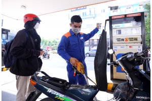 Cấp thiết giảm thuế cho xăng dầu
